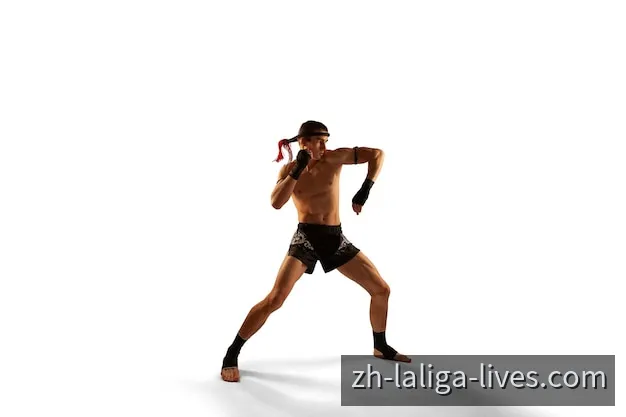 足球运动员在赛场上控球